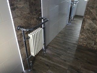 Wood-effect floor tiles in a bathroom